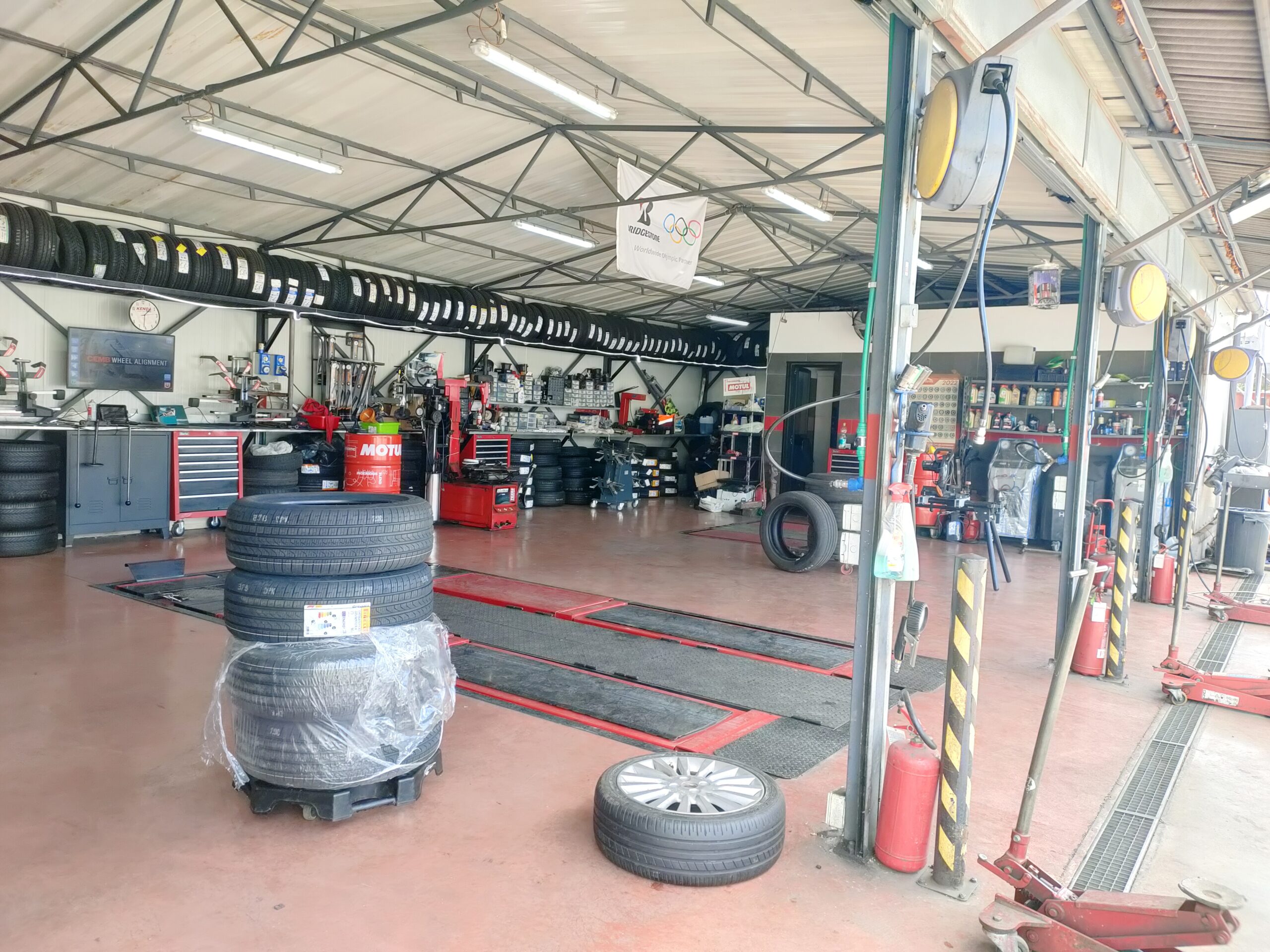 Panoramica dell'officina Papa Gomme a Roma Magliana con attrezzature per controllo e prerevisione auto